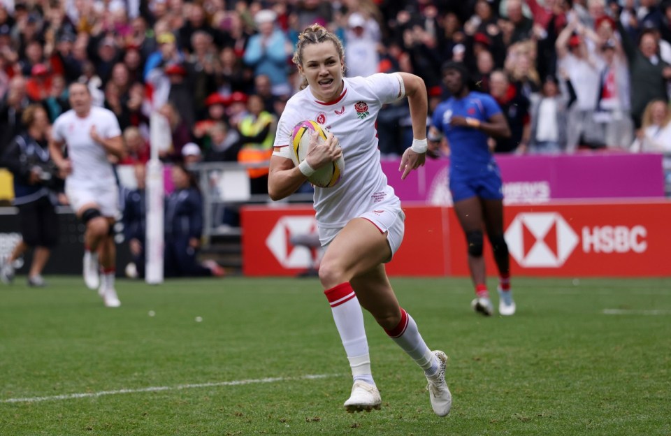 BRISTOL, ENGLAND - SEPTEMBER 20: Ellie Kildunne of England scores her team's first try during the Women's Rugby World Cup 2025 Semi Final match between France and England at Ashton Gate on September 20, 2025 in Bristol, England. (Photo by Paul Harding/Getty Images)