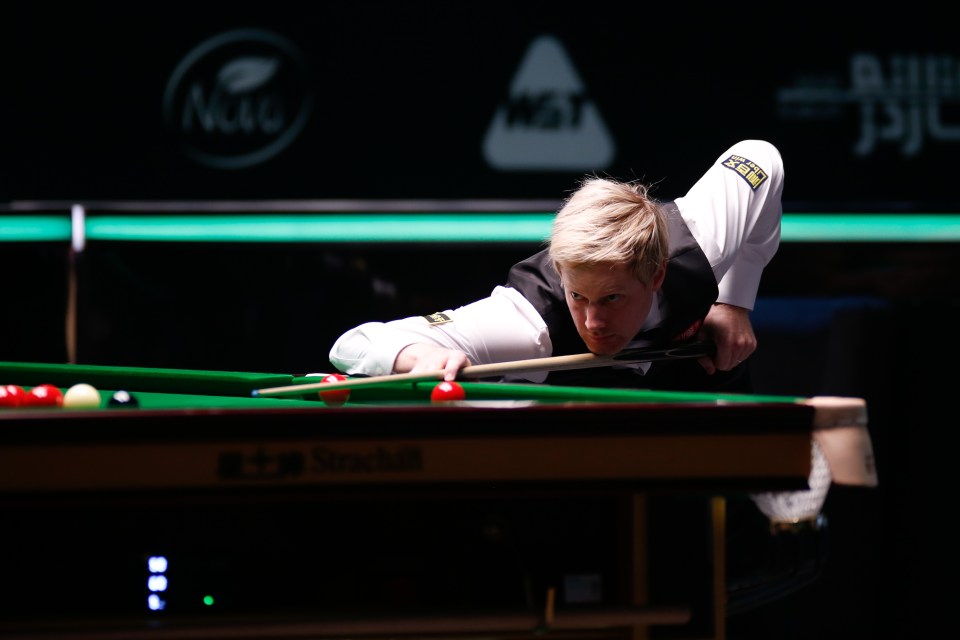 Neil Robertson playing snooker.