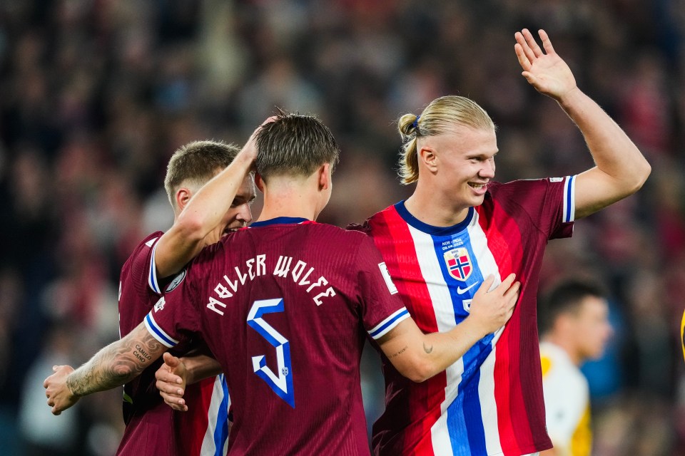 Erling Haaland and teammates celebrating a goal.