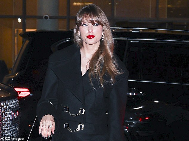 Taylor Swift sent fans into a frenzy on Sunday after secretly arriving to watch the Chiefs
