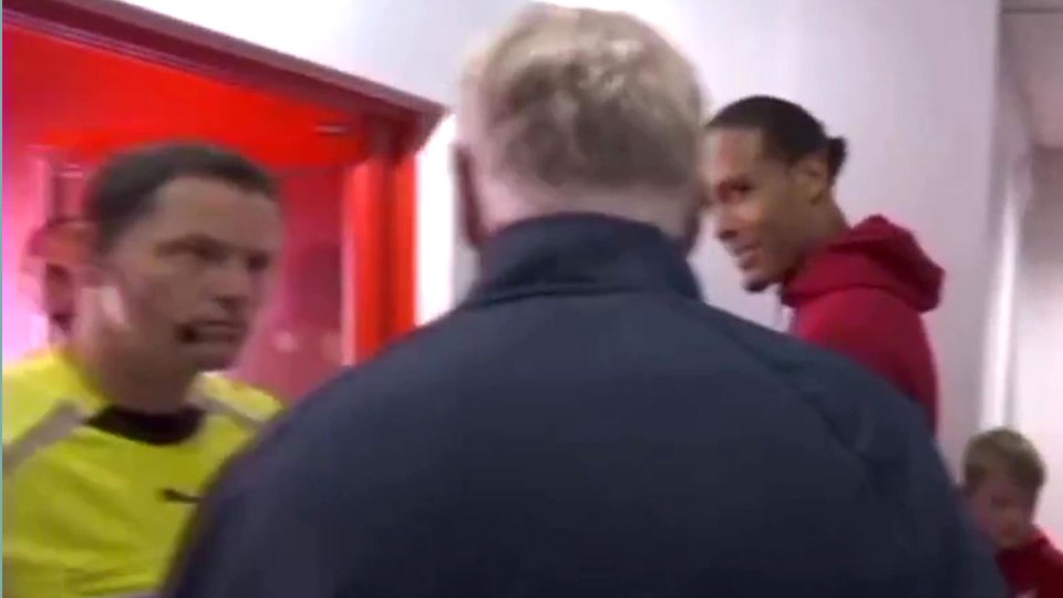 David Moyes confronting a referee in a hallway.