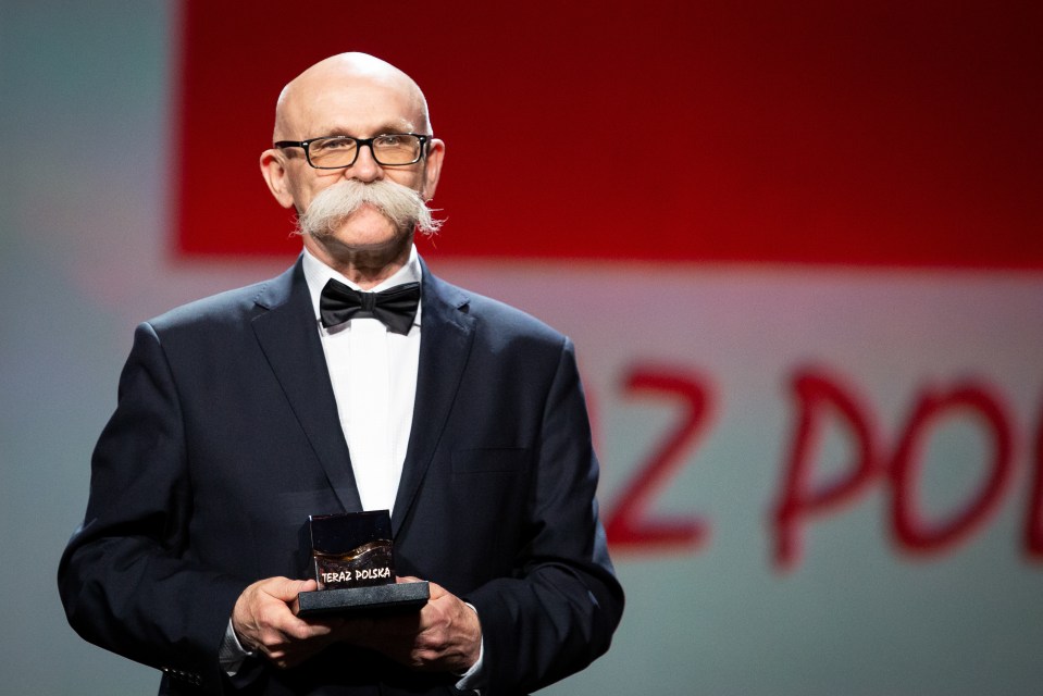 Wladyslaw Grochowski holding the Teraz Polska award.