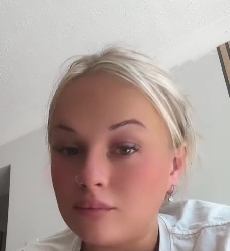 Woman regretting stopping Mounjaro cold turkey, eating a large burger.