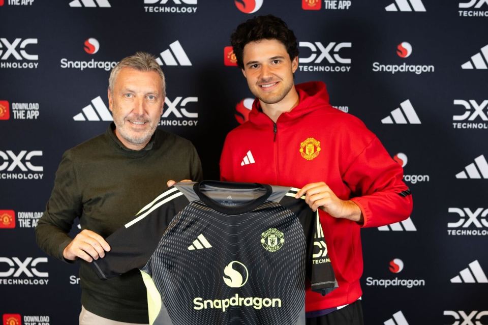 Man Utd announces Senne Lammens's transfer.