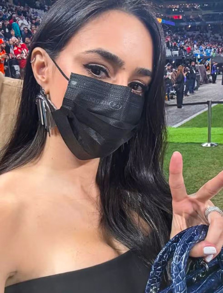 Bruna Biancardi wearing a black mask and giving a peace sign.