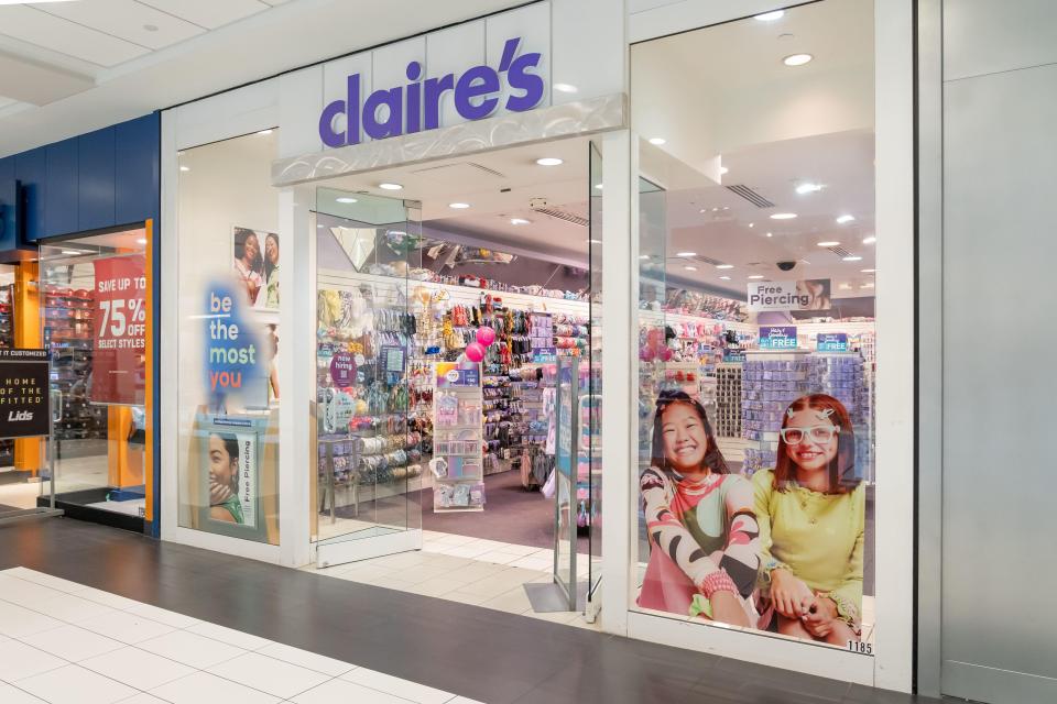 2J6DF24 Houston, Texas, USA - February 25, 2022: Claire's store in a shopping mall.