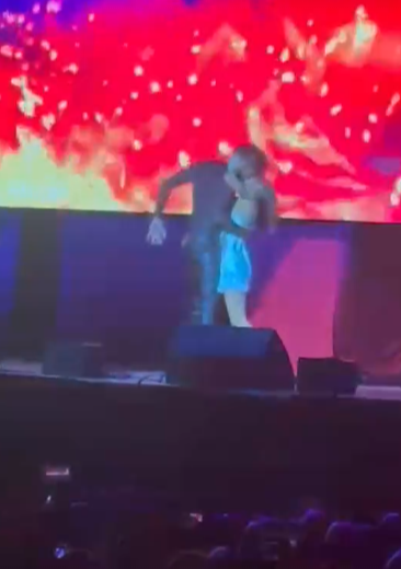 Pete Wicks and Jowita Przystał share a passionate kiss on stage.