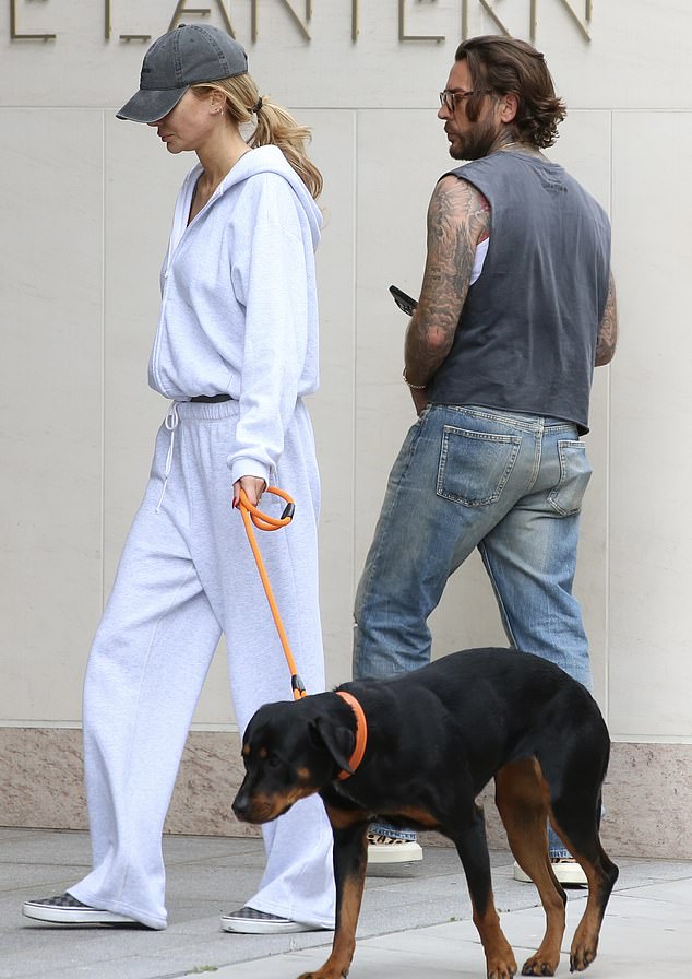 Olivia was dressed casually in a light grey tracksuit which she teamed with a baseball cap and comfy trainers