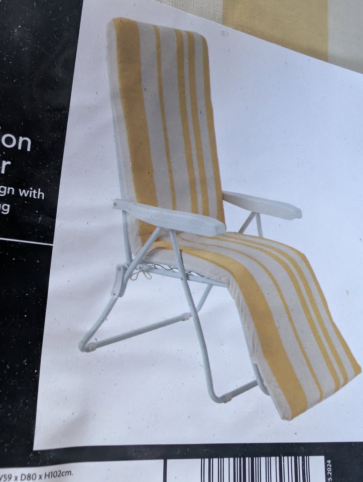 Image of a striped yellow and white sun lounger.