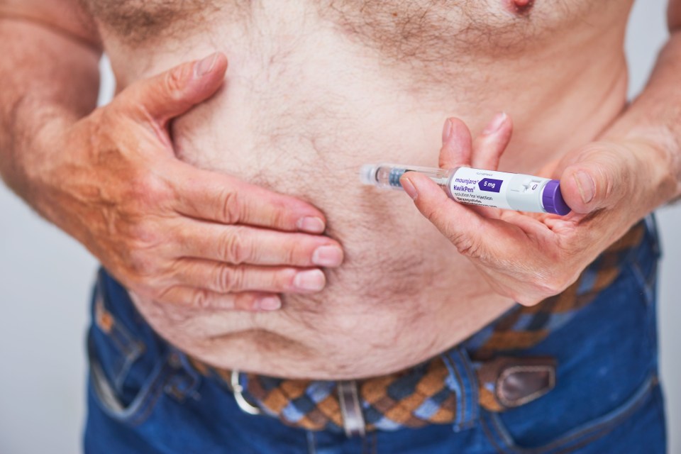 A person injects Mounjaro KwikPen 5mg into their abdomen.