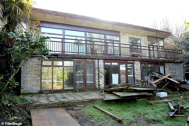The couple happily set to work back in 2023 to make the gloomy 1950s five-bedroom house into something their architect later described as ¿inspired by... houses of the west coast of America which are familiar to the clients who spent many years living there¿