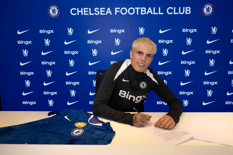 Photo of Alejandro Garnacho signing a Chelsea F.C. contract.