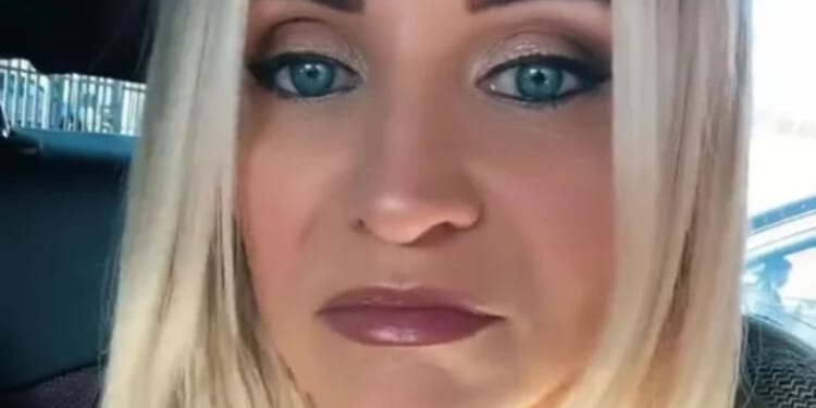 Mum rants it should be 'illegal' for 'overweight mums' on the school run to wear flesh-coloured leggings