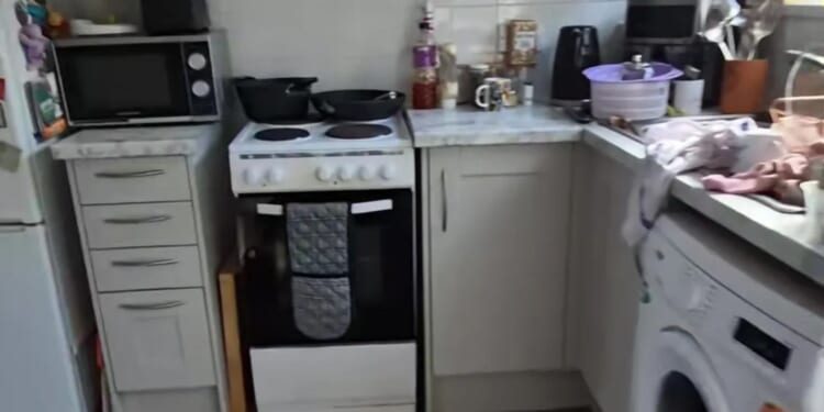 Woman complains about her ‘s****y’ council house but people slam her when thousands are living in ‘a sleeping bag’