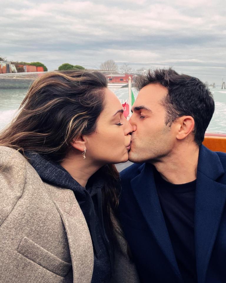 Kelly Brook and Jeremy Parisi kissing on a boat.
