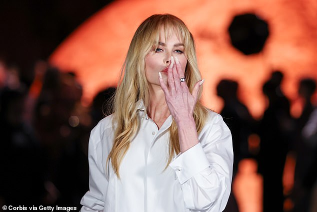 Nicole is no longer wearing her wedding ring