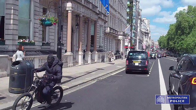 Police chase and arrest two thieves on e-bikes who committed a series of phone snatches across central London