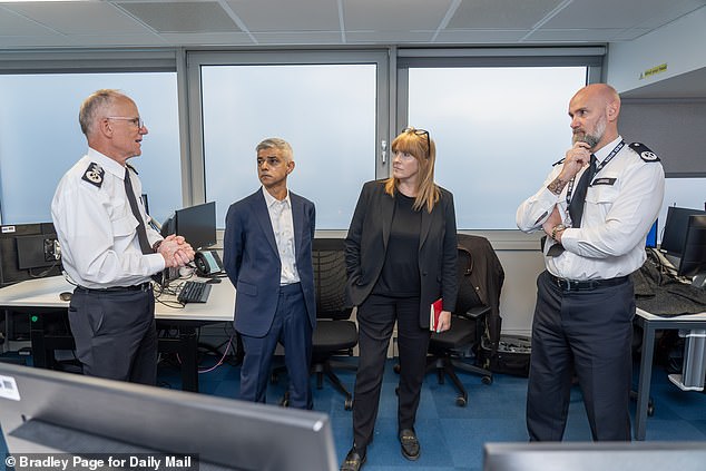 (L-R) Sir Mark Rowley, Mayor of London Sadiq Khan, policing Minister Sarah Jones and Commander Andrew Featherstone, the Met¿s lead for tackling phone theft