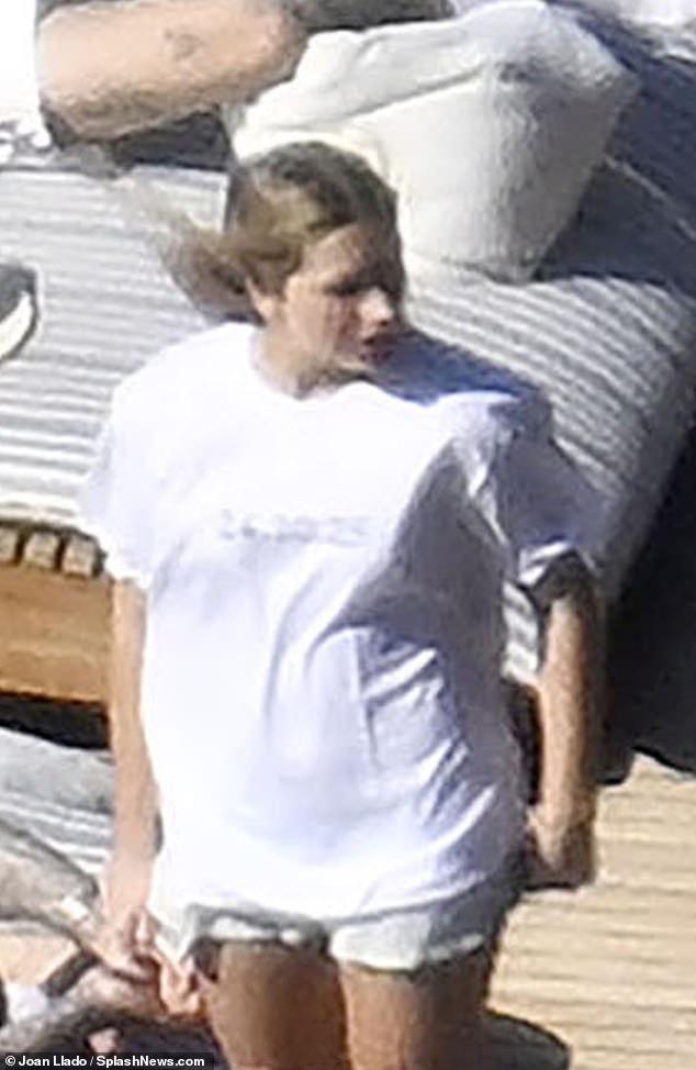 Harper borrowed the T-shirt Cruz wore last week - adorned with the slogan '24.10.25'.