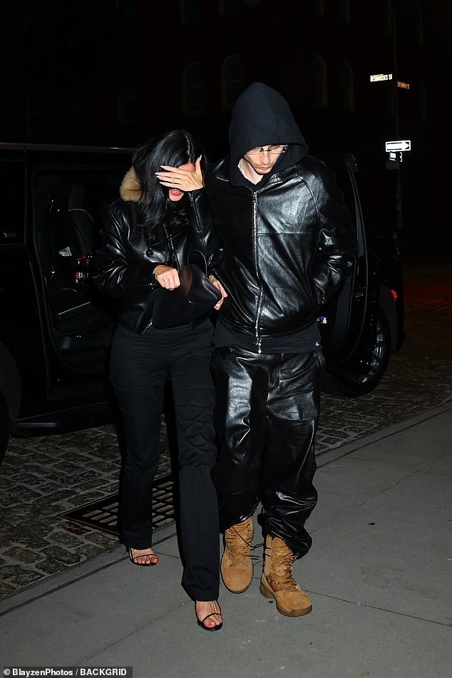 The younger sister of supermodel Kendall Jenner wore her long black hair down as she was nicely made up with pink tones