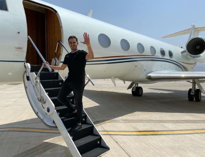 Simon Leviev, the Tinder Swindler, exiting a private jet.