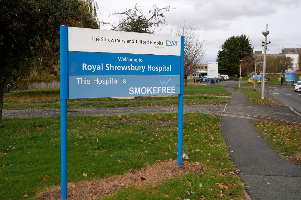 Sign at Royal Shrewsbury Hospital entrance stating it is smokefree.
