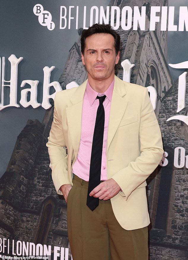 The Fleabag star also wore a butter yellow blazer, pink shirt and a black tie for the premiere in London