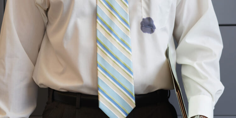 Homeowners are putting a kitchen staple in their laundry to stop whites going gray - a single glass is all it takes