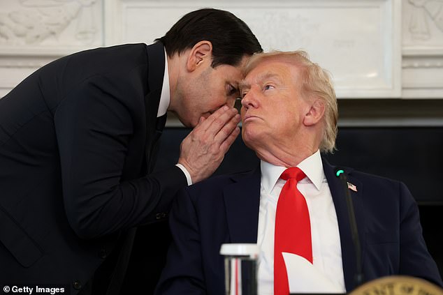 Secretary of State Marco Rubio interrupts a summit held by Donald Trump at the White House to hand him an urgent note on the Gaza peace deal