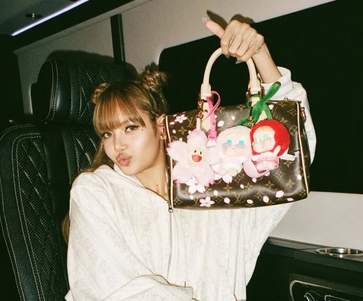Blackpink Lisa flaunting her Labubu plushies.