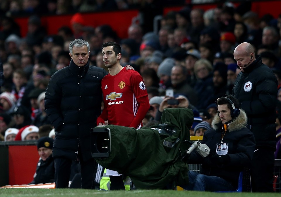 Manchester United manager Jose Mourinho speaks with Henrikh Mkhitaryan.