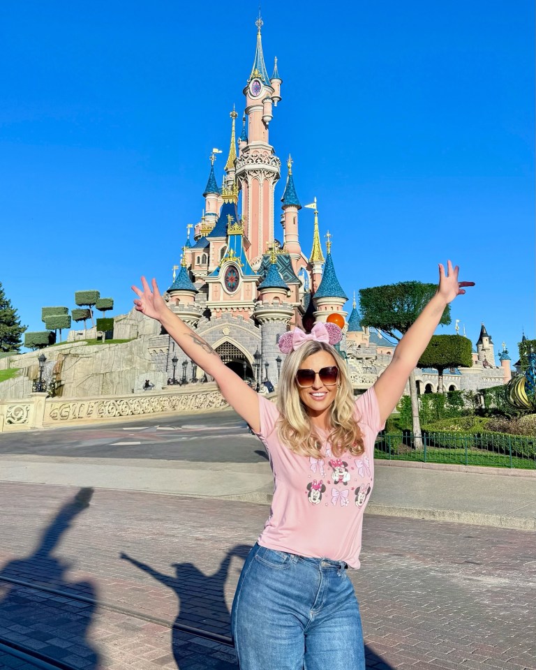 Carla Bellucci in front of Disneyland Paris castle.