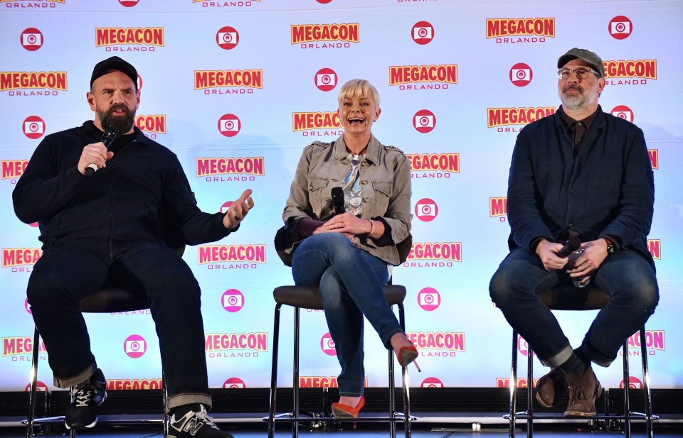 Ethan Suplee, Jaime Pressly, and Jason Lee speak at a MegaCon Q&A session.