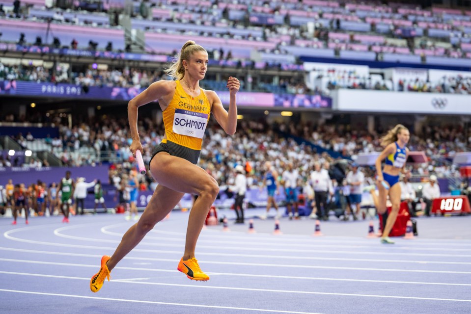 a female runner with the name schmidt on her shirt