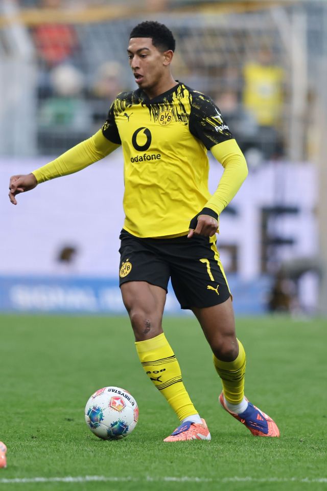 Jobe Bellingham of Borussia Dortmund running with the ball during a Bundesliga match.