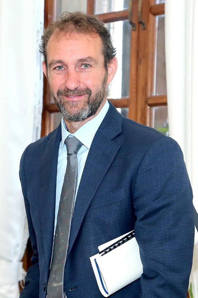 Shri Sanjeev Kumar and Matthew Collins exchanging a plaque.