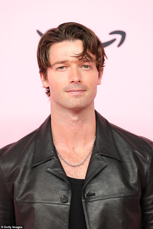 He accessorized with a silver chain