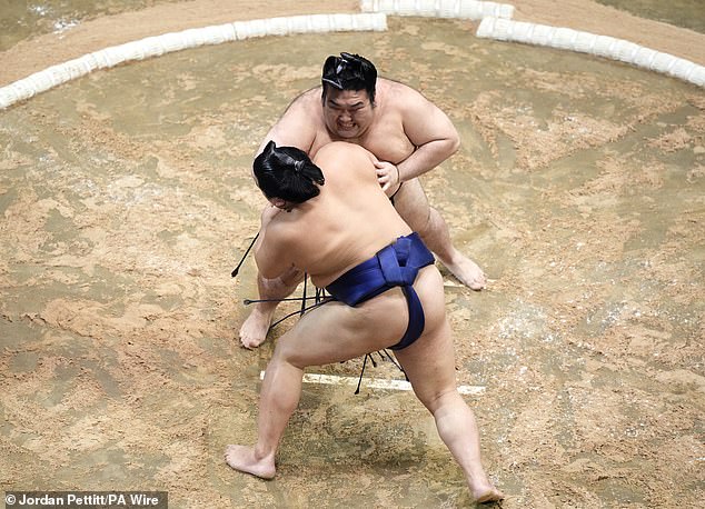 Spectators watched 20 enthralling bouts on Day One of the tournament on Wednesday night