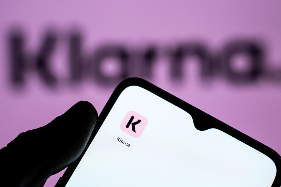 a phone with the app klarna on the screen