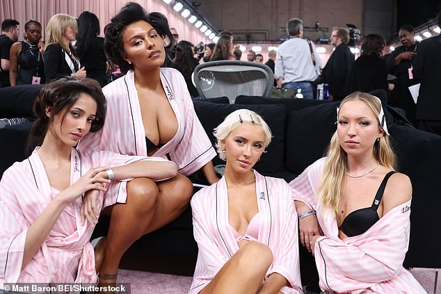 Iris and Lila posed backstage with models Yasmin Wijnaldum (L) and Paloma Elsesser (second left)