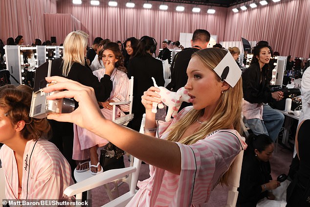 After getting ready, Lila posed for selfies