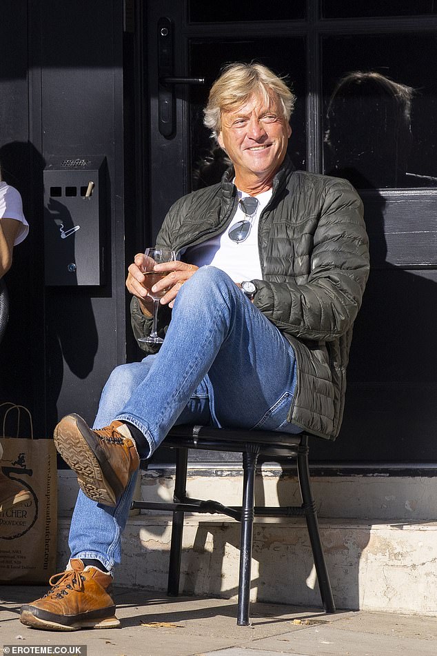 Chloe's father, Richard, 69, appeared in great spirits as he joined his daughter and granddaughter for a quick bite to eat