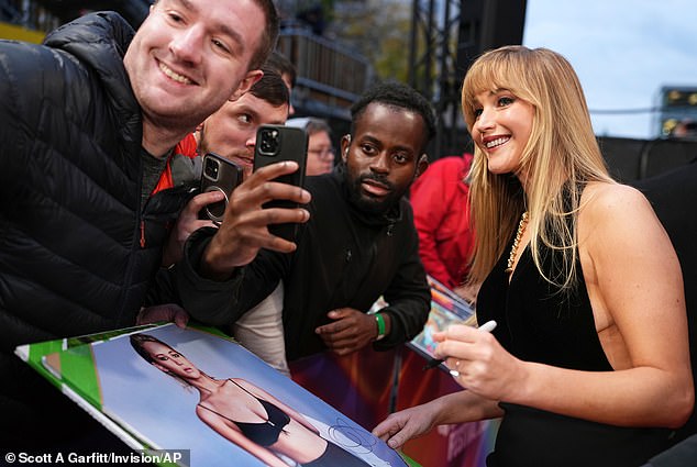 Jennifer signed autographs and posed for selfies with fans as she walked the red carpet