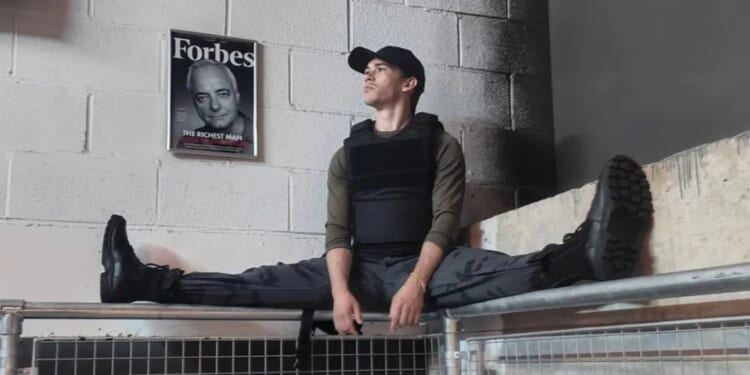 Nepo-baby with soap legend dad poses backstage on new job