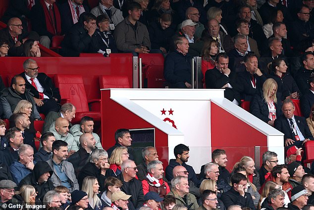Before the end of the Chelsea game, owner Evangelos Marinakis decided to leave his seat