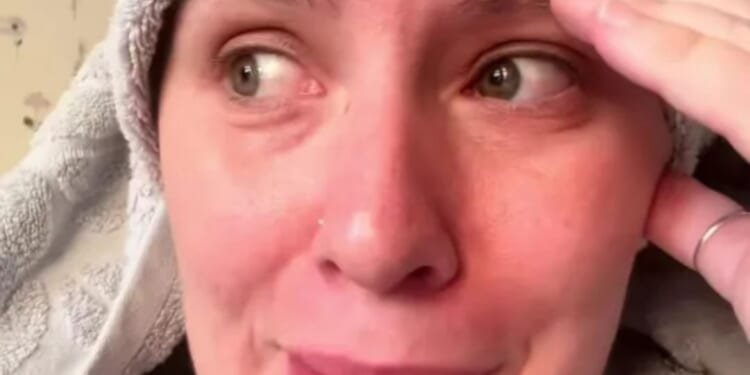 'I was NOT ready for that' people gasp as woman shares embarrassing snap Evri took of her in a very unfortunate outfit