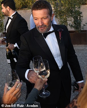 The actor stood outside as the sun began to set in the distance at what appeared to be a winery