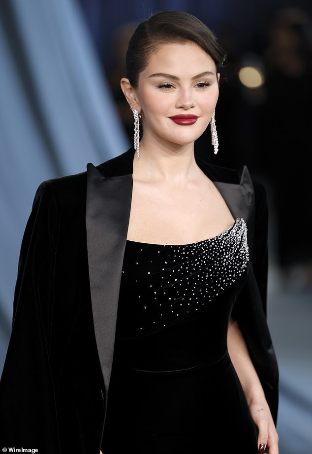 Gomez's makeup was classically done for the evening and comprised of a layer of mascara to her lashes as well as a pink blush to her cheekbones. A dark red tint was worn on her lips for a final touch