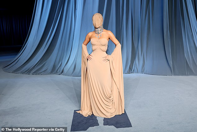 She also rocked a claw-like manicure and emerald rings on both hands