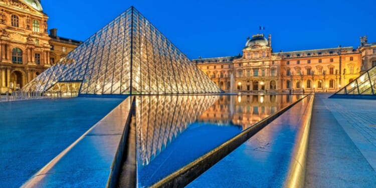 Louvre urgently evacuated as thousands of tourists flee famed Paris museum & police swarm scene after robbery